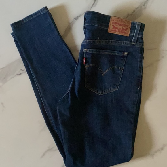 LIKE NEW- Levi mid rise skinny jeans with 1 hole on each knee. (Size 28) - Picture 2 of 2